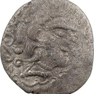 Aulerques Diablintes (ou Cénomans), statère de billon au personnage accroupi, classe II, c. Ier s. av. J.-C. Marque